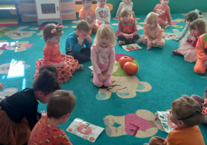 Dzieci siedzą w kole