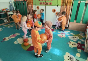 Dzieci tańczą w parach z balonami