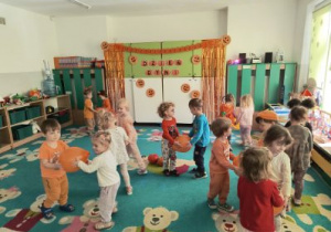 Dzieci tańczą z balonami