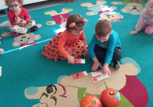 Dzieci układają ilustrację dyni