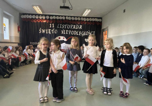 Dziewczynki mówią wierszyki