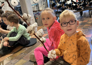 Chłopiec trzyma gałązkę z bawełną