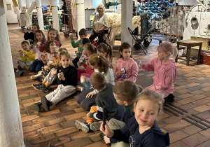 Dzieci grają na instrumentach