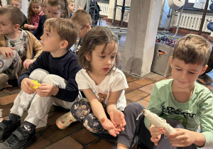 Dzieci oglądają włóczki