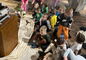 Dzieci trzymają materiał