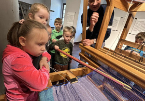 Dzieci uczą się jak korzystać z maszyny