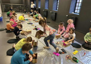 Dzieci wykonują swoje fabryki