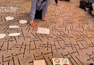 Chłopiec odkrywa obrazek