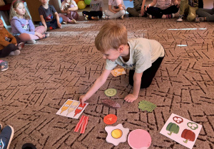 Chłopczyk robi kanapkę z obrazków