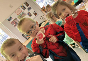 Dzieci pokazują zrobione kanapki