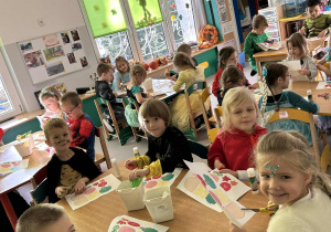 Dzieci wykonują pracę plastyczną