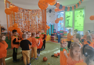 Dyniowy taniec z balonami