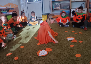 Dzieci przeliczają pestki z dyni