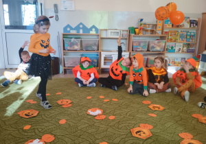 Dzieci przeliczają pestki z dyni