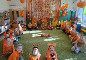 Dzieci w dyniowych przebraniach