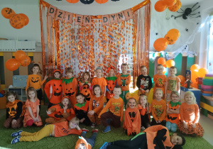 Zdjęcie grupowe z napisem ,,Dzień Dyni"