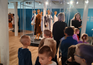 Dzieci podziwiają okazy muzealne