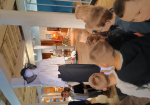 Dzieci podziwiają okazy muzealne