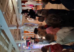 Dzieci podziwiają okazy muzealne