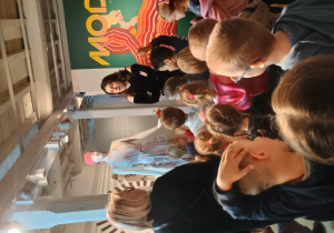 Dzieci podziwiają okazy muzealne