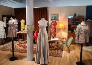 Dzieci podziwiają okazy muzealne