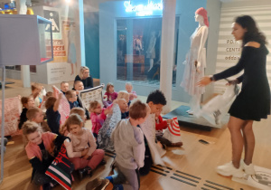 Dzieci poznają różne sposoby wiązania chusty