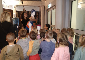 Dzieci poznają różne funkcje nakrycia głowy