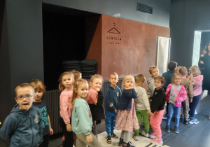 Dzieci w drodze na warsztaty