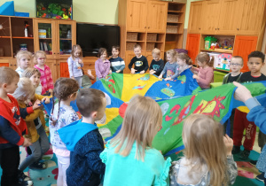 Dzieci bawią się chustą animacyjną