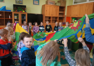 Dzieci bawią się chustą animacyjną