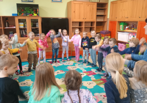 Dzieci bawią się w kole