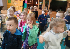 Dzieci naśladują jesienny wiatr