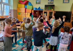 Dzieci naśladują ruchy drzewa