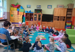 Dzieci słuchają zagadek