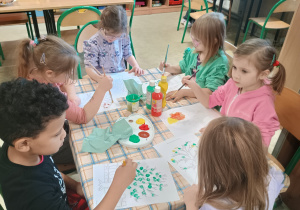 Dzieci wykonują pracę plastyczną - Drzewo