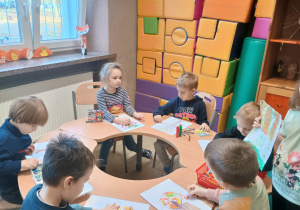 Dzieci wykonują pracę plastyczną - Drzewo