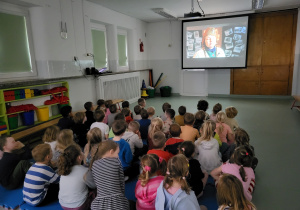 Dzieci oglądają film o kobietach powstania