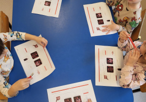 Dzieci wykonują zadanie - znajdują przedmioty łączniczki oraz sanitariuszki