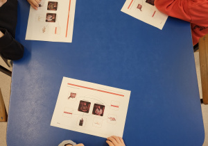 Dzieci wykonują zadanie - znajdują przedmioty łączniczki oraz sanitariuszki