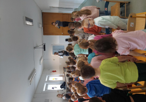 Dzieci śpiewają piosenkę z motywem przewodnim Bachmanna