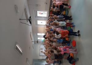 Dzieci tańczą do muzyki