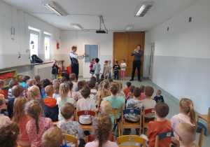 Dzieci słuchają utworów z filmów