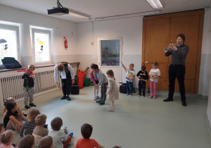 Dzieci udają, że kręcą film