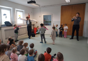 Dzieci udają, że występują w filmie