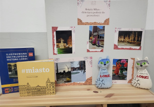 Książki o Księżym Młynie, plakat zrobiony ze zdjęć, dwa pluszowe koty