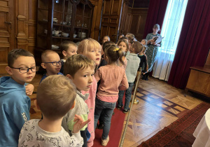Dzieci oglądają pałac