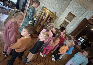 Dzieci oglądają pałac