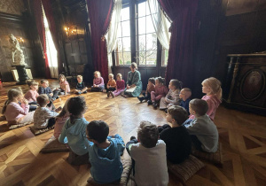 Dzieci słuchają opowiadania