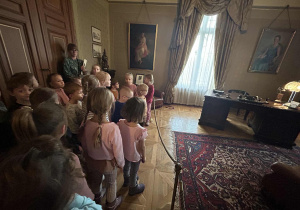 Dzieci szukają zwierząt w pokoju