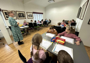 Dzieci wykonują pracę plastyczną